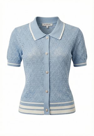 Cardigan tricoté à manches courtes bleu clair avec motif en losanges, bordure blanche sur le col et l'ourlet, et boutons nacrés à l'avant.