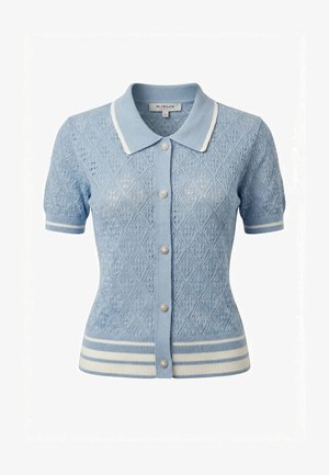 Cárdigan de punto azul claro de manga corta con diseño de rombos, ribete blanco en el cuello y el dobladillo, y botones perlados en la parte delantera.