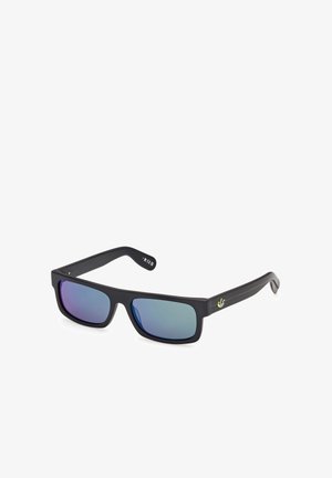 Gafas de sol rectangulares negras con lentes reflectantes azules y un pequeño logo amarillo en la patilla, mostradas sobre un fondo blanco.