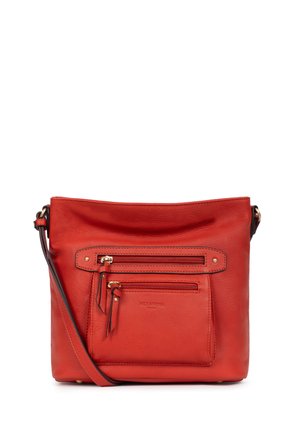 Borsa a tracolla rossa in pelle con una texture liscia, dotata di due tasche frontali con zip e una tracolla regolabile. Logo del brand visibile.