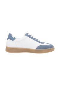 Zapatilla blanca con acentos de ante azul claro. Presenta una punta redondeada, cordones blancos y una suela de goma. Superficies lisas y texturizadas.