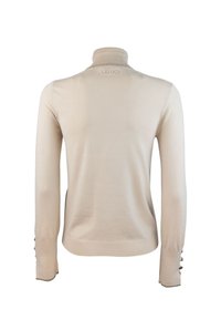 Maglione beige con maniche lunghe, colletto alto e dettagli decorativi in bottoni sui polsini. Texture morbida, design aderente e logo sul retro.