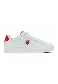 Sneaker bianchi in pelle con accenti rossi e un logo a scudo. Presentano una punta arrotondata, lacci piatti e una suola testurizzata per una migliore aderenza.