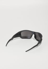 Schwarze Sportsonnenbrille mit verspiegeltem Design, dunklen Gläsern, strukturiertem mattem Finish und stromlinienförmigen Bügeln für ein leichtes Tragegefühl.