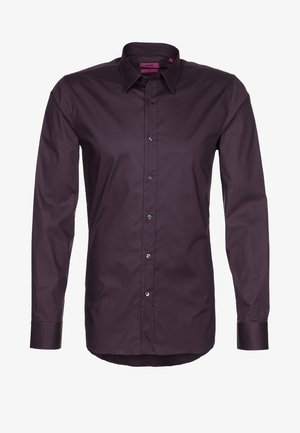 Camisa de vestir Hugo Boss de manga larga en color púrpura oscuro con botones delanteros y cuello puntiagudo, mostrada de frente sobre fondo blanco.