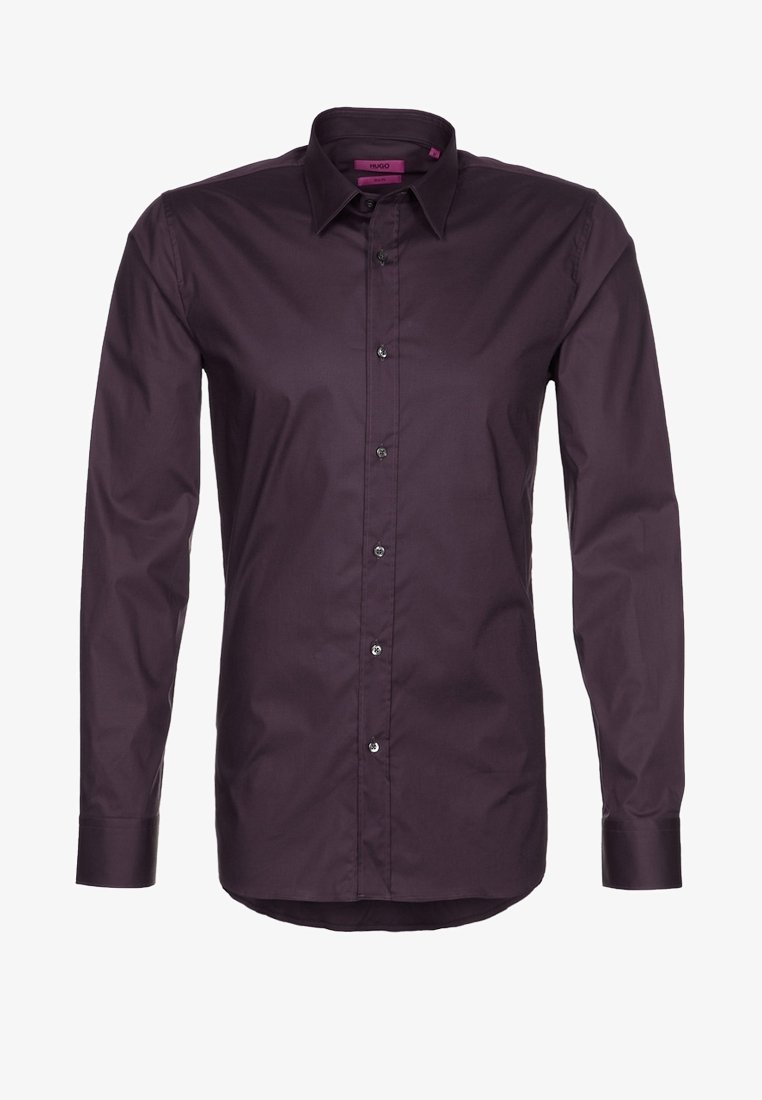 Chemise Hugo Boss manches longues de couleur violet foncé avec boutons sur le devant et col pointu, présentée de face sur fond blanc.