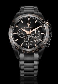 Zwart chronograaf horloge met een band van roestvrij staal, rosegouden accenten, een zwarte wijzerplaat, drie sub-dials en een datumaanduiding op 6 uur.