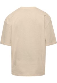 Beige katoenen t-shirt met een ontspannen pasvorm, korte mouwen, ronde hals en een gladde textuur. Geen zichtbare logo's of patronen.