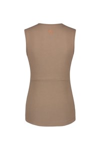 Hihaton paita vaaleanruskeassa värissä, pehmeällä pinnalla. Omaava slim fit -muotoilu ja hillitty brodeeraus yläselässä.
