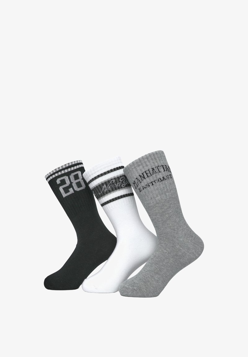 Trzy pary skarpetek: czarne z numerem „28”, białe w czarne paski i szare z tekstem. Każda skarpetka ma prążkowane mankiety i gładką teksturę.