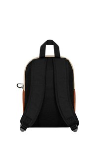 Sac à dos en tissu noir avec bretelles en mesh, dessus beige et accents marron. Dispose d'une poignée supérieure et d'une boucle latérale pour un transport facile.