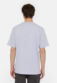 Dickies AITKIN CHEST TEE - Camiseta estampada - cosmic sky
