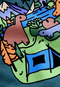 Tessuto colorato con dinosauri dei cartoni animati immersi in paesaggi verdi, acqua blu e una tenda blu con dettagli neri.
