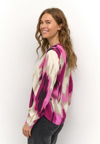 Langarmshirt in een crème, roze en zwarte abstracte print, gemaakt van lichte stof met een losse pasvorm en een ronde zoom.
