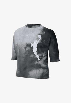 Donkergrijs en zwart tie-dye cropped T-shirt met een witte silhouet van een basketballer die omhoog reikt en een bal vasthoudt.