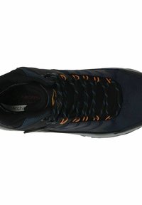 Schwarzer Sportschuh mit strukturiertem Mesh-Obermaterial, orange-blauen Schnürsenkeln und einer gepolsterten Sohle. Enthält ein "Arch"-Label im Inneren.