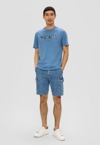 s.Oliver MIT FRONTPRINT - T-shirt print - hellblau