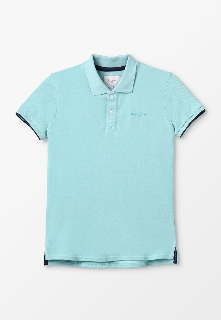Polo bleu clair à manches courtes avec deux boutons, bordure bleu marine sur les manches et les côtés inférieurs, et logo brodé discret sur la poitrine.