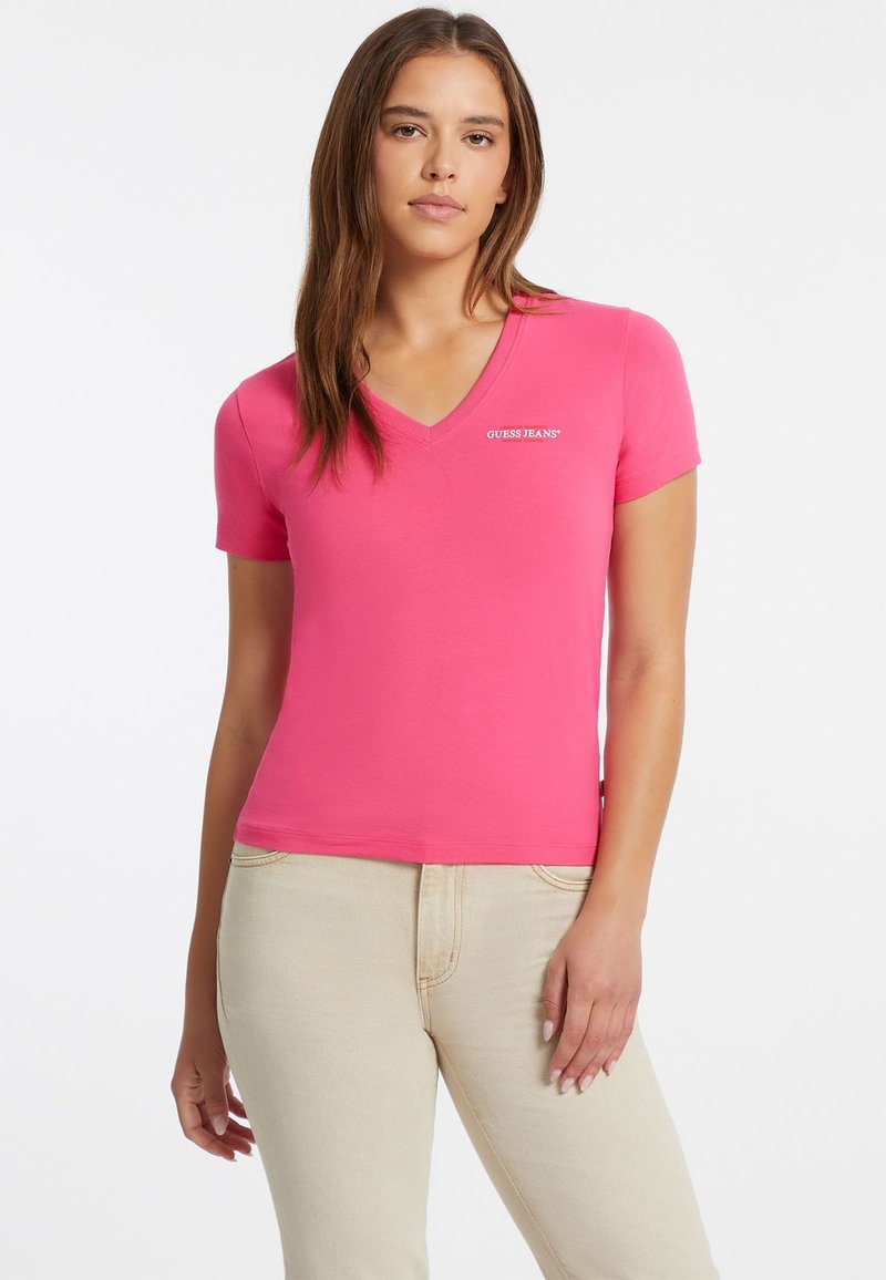 Guess Jeans CON SCOLLO A V AMERICAN TRADITION  - T-shirt basic - fucsia