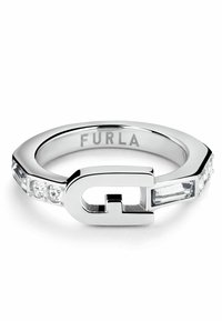 Silberner Ring mit einem flachen, geometrischen Design, das auf einer Seite klare Kristalle und ein ausgestanztes "G"-Akzent aufweist. Innen im Ring eingraviert ist "Furla".