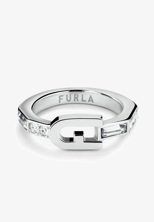 Srebrny pierścień o płaskim, geometrycznym wzorze, z przezroczystymi kryształami po jednej stronie oraz wyciętym akcentem w kształcie litery "G". Wewnątrz obrączki wygrawerowane "Furla".