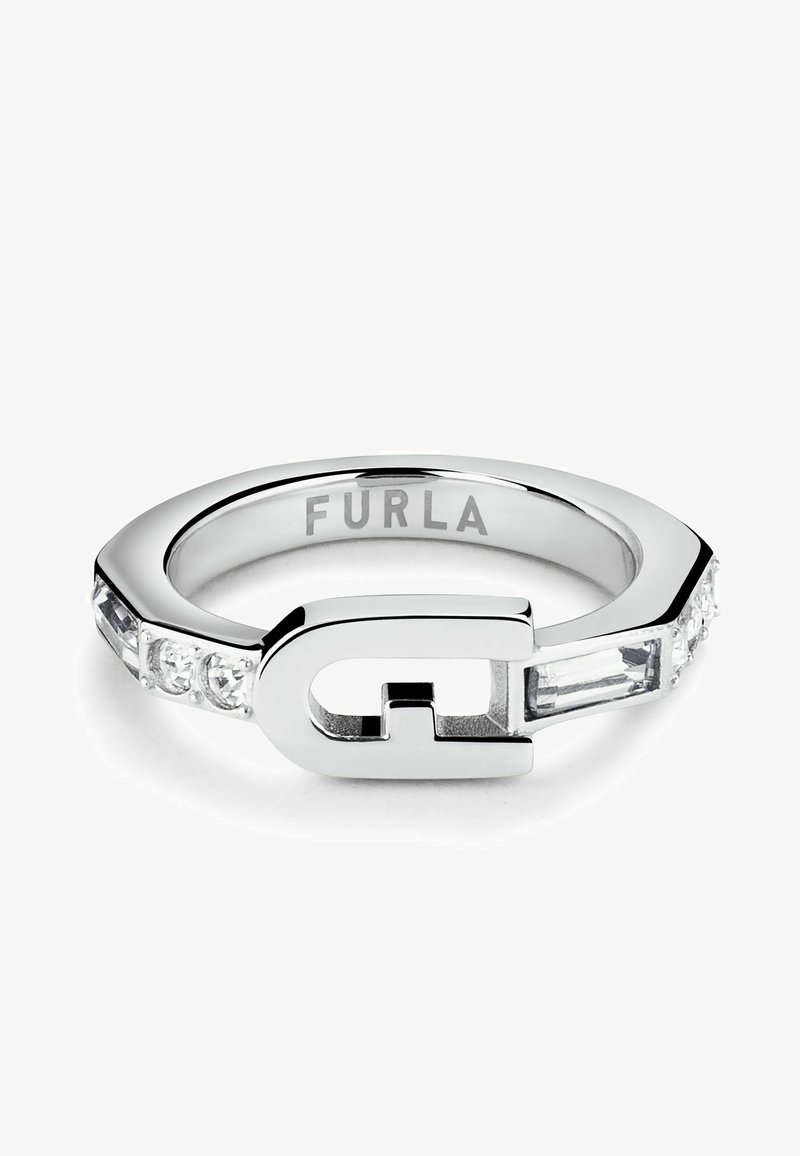 Ezüst gyűrű lapos, geometrikus formával, egy oldalán tiszta kristályokkal és egy kivágott "G" díszítéssel. A gyűrű belsejében "Furla" felirat található.