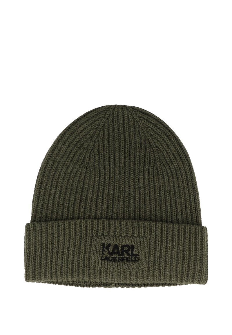 Zelená pletená čepice s ribbovanou texturou a ohnutým okrajem. Obsahuje černou nálepku s názvem "KARL" a "LAGERFELD" výrazně zobrazeným.