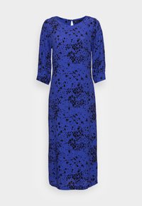 Vestido azul com padrão salpicado em preto, decote redondo e mangas três-quartos. Feito de tecido leve, design até ao tornozelo.