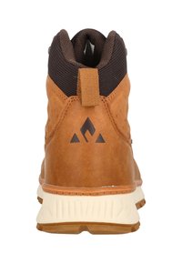 Brun läderankelstövel med nätakcenter, med en tygkrage, texturerad sula och en svart triangel-logo på hälen.