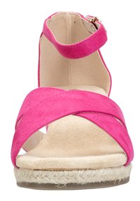 Sandali con zeppa in suede rosa, con cinturini incrociati, una soletta beige imbottita e una base avvolta in juta. Cinturino alla caviglia regolabile incluso.