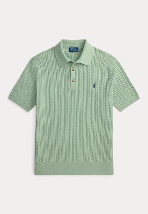 Tricou polo verde deschis, tricotat cu model tip cablu, mâneci scurte, guler, trei nasturi și logo mic brodat bleumarin pe piept.