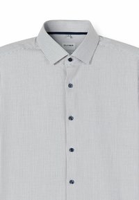 Weiß-blau gemustertes Hemd mit Button-Down-Kragen, schwarzen Knöpfen und strukturiertem Stoffdesign. Das Etikett trägt die Aufschrift "OLYMP."
