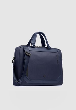 Marineblauwe laptoptas met een getextureerde voorkant, dubbele handvatten, verstelbare schouderriem en ritssluiting op een effen lichte achtergrond.