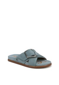 Sandalo a fascia in camoscio blu chiaro con una larga cinturino e una grande fibbia metallica. Presenta una suola piatta marrone e un plantare testurizzato.