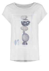 Camiseta blanca de manga corta con escote redondo, que presenta un diseño gráfico de piedras apiladas y acentos azules, fabricada con una tela suave.