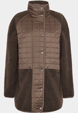 Veste marron avec un panneau avant matelassé, boutons-pression, col haut, et manches en polaire texturée pour plus de chaleur.