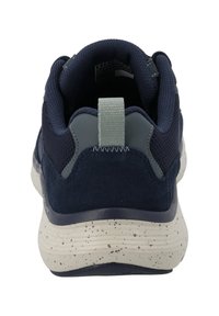 Scarpa sportiva blu navy realizzata in materiali rete e suede, suola color crema maculata, con linguetta sul tallone e collo imbottito per il comfort.