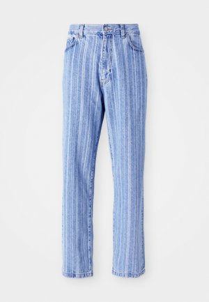 Jeans en denim bleu clair avec des rayures blanches verticales, coupe droite, style cinq poches et fermeture à bouton à la taille.