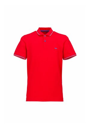 Červené polo tričko z bavlny s klasickým límcem, krátkými rukávy a modrými akcenty kolem límce a rukávů. Malé logo na hrudi.