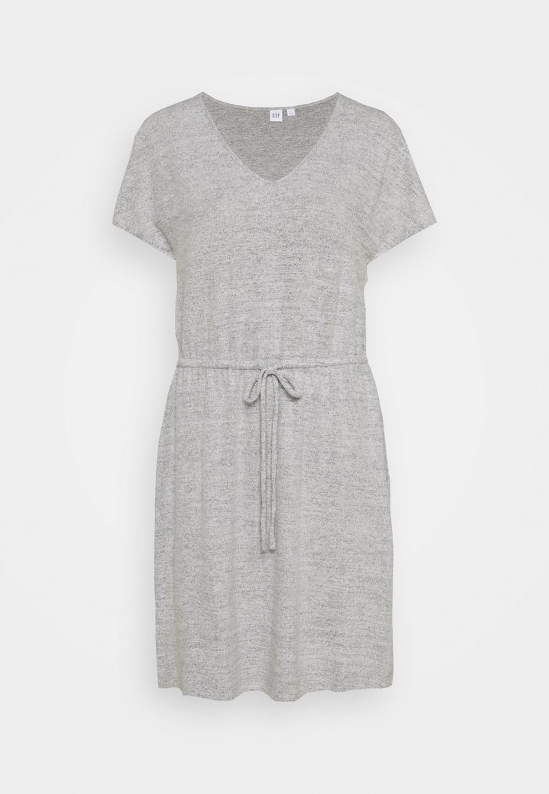 Robe gris clair à manches courtes avec un décolleté en V et une taille cintrée par un cordon, en tissu doux et texturé.