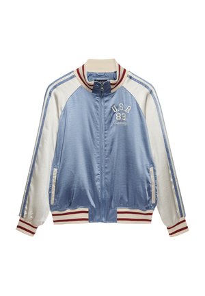 Jasnoniebiesko-biała sportowa kurtka zapinana na zamek, z czerwono-paskowanym kołnierzem i mankietami, z haftowanym logo USA 83 na piersi.