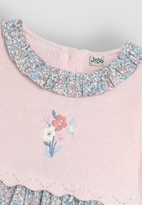 Rosa gestricktes Kleid mit floralem Stickdesign auf dem Oberteil. Rüschenausschnitt mit floralem Muster und gewelltem Saum.