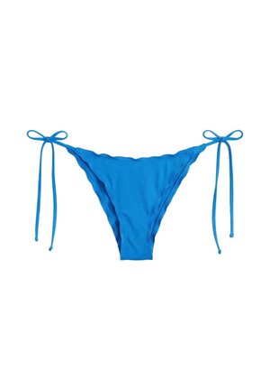 Niebieskie majtki od bikini z wiązanymi sznurkami po bokach na białym tle, widok z przodu.