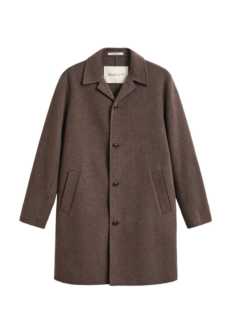 Cappotto di lana marrone di media lunghezza con colletto, quattro bottoni frontali e due tasche laterali inclinate, etichettato "GANT" all'interno del collo.