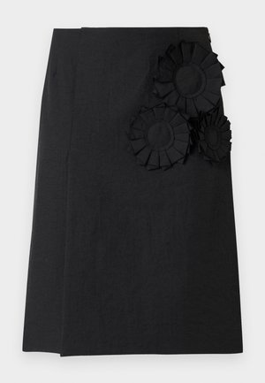 Jupe noire avec trois fleurs en tissu texturé de tailles variées sur le devant. Coupe droite avec une finition lisse et une fermeture éclair dissimulée.