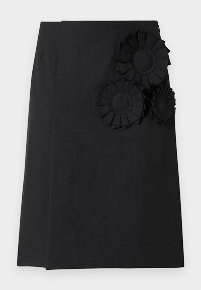 Μαύρη φούστα με τρία υφασμάτινα λουλούδια διαφορετικών μεγεθών στο μπροστινό μέρος. Κανονική γραμμή με λεία υφή και κρυφό φερμουάρ.