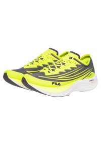 Zapatillas deportivas con una parte superior amarilla y gris, material de malla, cordones planos y una suela blanca gruesa. Presenta un diseño texturizado y un detalle de logotipo.