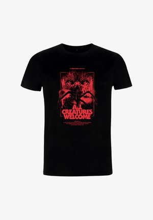 Sort bomulds-T-shirt med et rødt grafisk design, der viser to dyreansigter, teksten "ALL CREATURES WELCOME" og en ramme. Kortærmet.