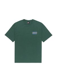 Camiseta de algodón verde con cuello redondo, mangas cortas y un logo de Quiksilver en amarillo y azul en la parte delantera. Textura suave.