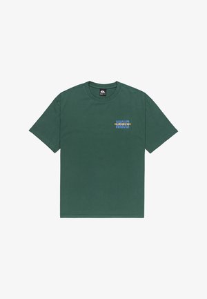 Groene katoenen T-shirt met een ronde hals, korte mouwen en een Quiksilver-logo in geel en blauw op de voorkant. Soepele textuur.